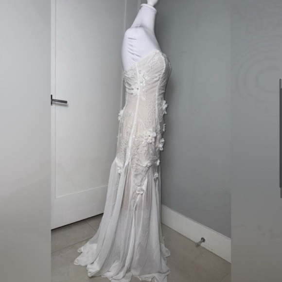 Elliatt Evadne Bridal Gown in Ivory/ Size Small - Picture 5 of 10